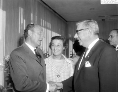 Dhr. G.M. van Oord (dir. Bovema (l) met een der aanwezigen, Bestanddeelnr 919-5732