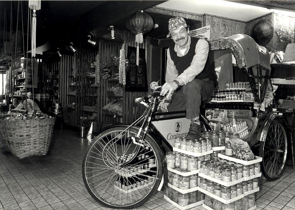 Dhr. Griffioen in de Indische toko van Commandeur aan de Gedempte Oude Gracht 19. Aangekocht in 1987 van United Photos de Boer. - Negatiefnummer 25088 k 32 a. - Gepubliceerd in het Haarlems Dagblad va