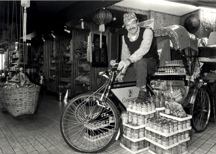 Dhr. Griffioen in de Indische toko van Commandeur aan de Gedempte Oude Gracht 19. Aangekocht in 1987 van United Photos de Boer. - Negatiefnummer 25088 k 32 a. - Gepubliceerd in het Haarlems Dagblad va