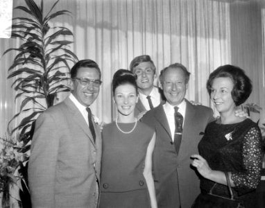 Dhr. G.M. van Oord (dir. Bovema (l) poseert met zijn gezin en Lou van Rees (link, Bestanddeelnr 919-5733