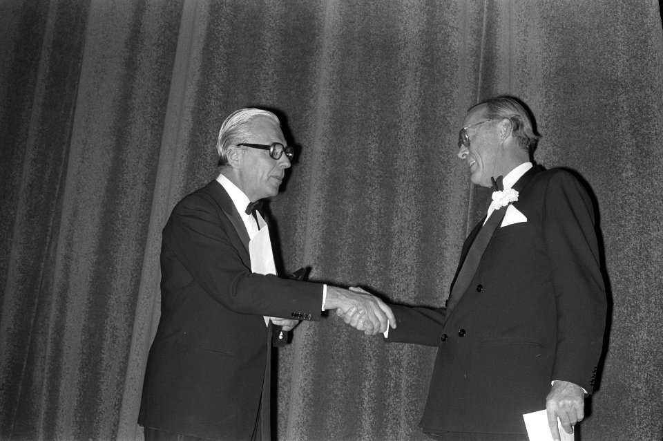Dhr Werner en prins Bernhard schudden handen, Bestanddeelnr 925-9306