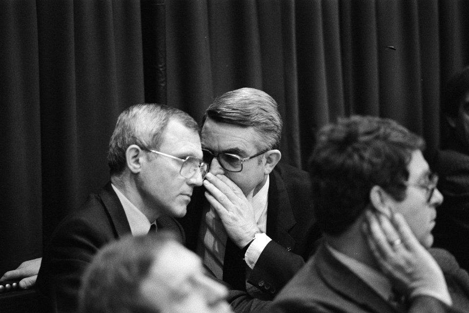 Dhr. Scholten (r) fluistert dhr. Dijkman (l) iets in het oor, Bestanddeelnr 932-7996