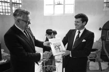 Dhr. Paul Bremer (r) en dhr. De Wit, Bestanddeelnr 932-7478