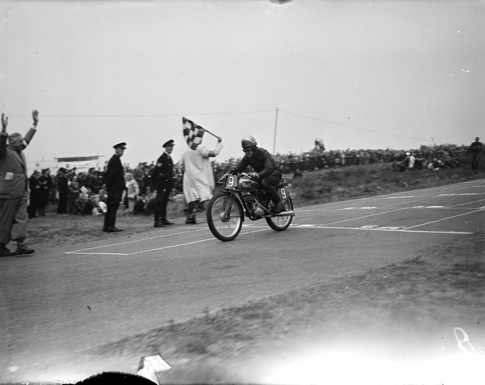 Dick Renooy passeert finish. (winnaar 125cc), Bestanddeelnr 902-8163