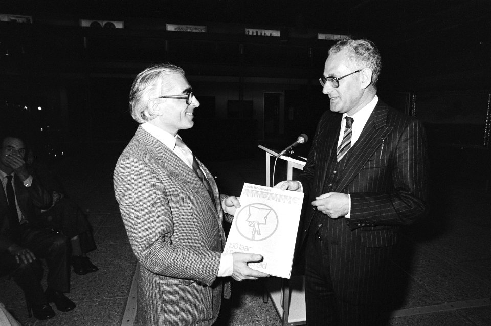 Dick Houwaart overhandigt boek Nieuws, 150 jaar krantenkijk aan burgemeester P, Bestanddeelnr 929-9136