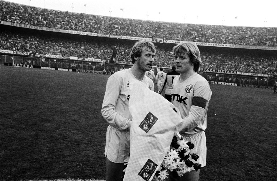 Dick Schoenaker krijgt bloemen van Søren Lerby (r) i.v.m. zijn 250e wedstrijd, Bestanddeelnr 932-4212
