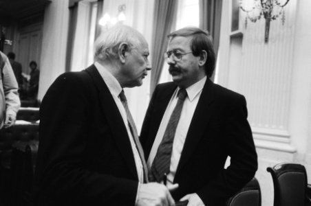 Dhr. Den Uyl (PvdA) (l) en dhr. Ter Beek (PvdA), Bestanddeelnr 932-6352