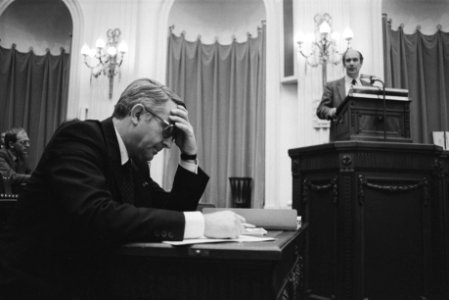 Dhr. Scholten (l) luistert naar fractieleider Bert de Vries, Bestanddeelnr 932-7995