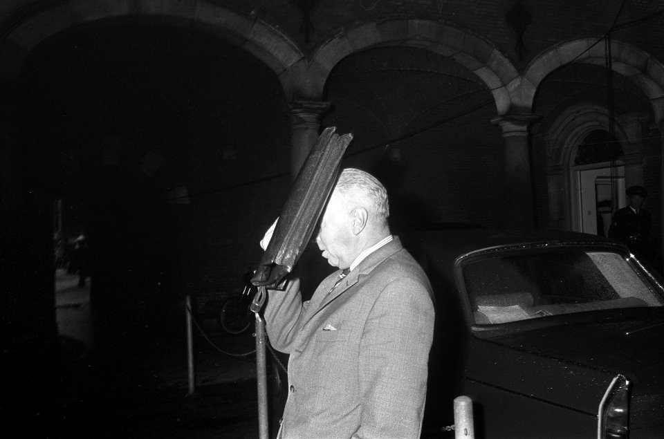 Dhr. Hendrik Adams verlaat de Eerste Kamer met een tas voor zijn gezicht, Bestanddeelnr 919-6410