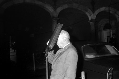 Dhr. Hendrik Adams verlaat de Eerste Kamer met een tas voor zijn gezicht, Bestanddeelnr 919-6410