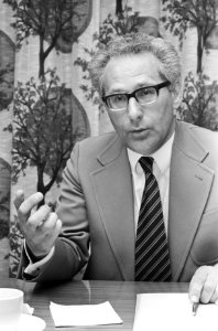 Dick Houwaart (ex-hoofdredacteur Dagblad van het Oosten) presenteert zijn boek , Bestanddeelnr 927-9238