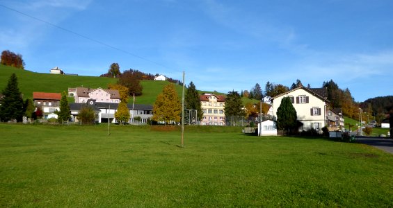 Dicken mit Schulhaus