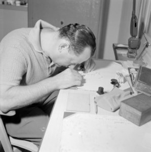 Diamantbewerker met een loep aan het werk in Natanya, Bestanddeelnr 255-4361