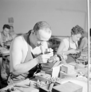 Diamantbewerkers (diamantslijpers) aan het werk in Natanya, Bestanddeelnr 255-4367