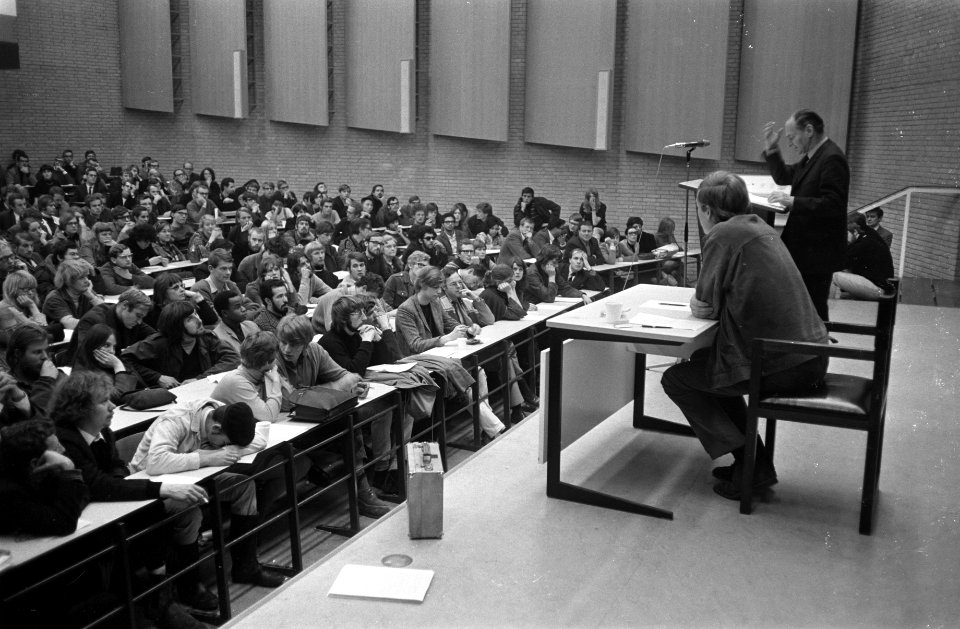 Derde Wereldweek in Universiteit Amsterdam besloten met discussies, Bestanddeelnr 921-8423