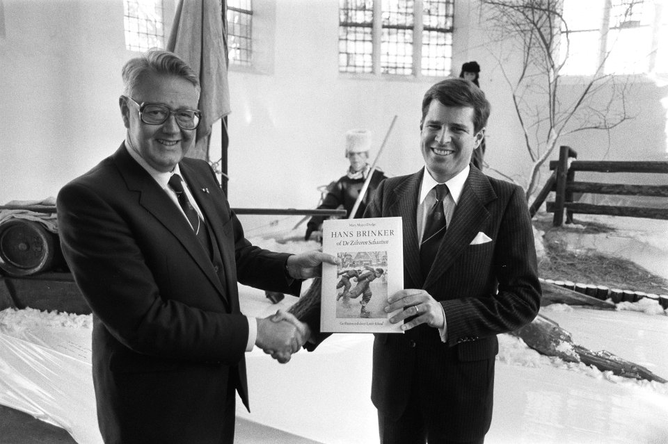 Dhr. Paul Bremer (r) en dhr. De Wit, Bestanddeelnr 932-7479