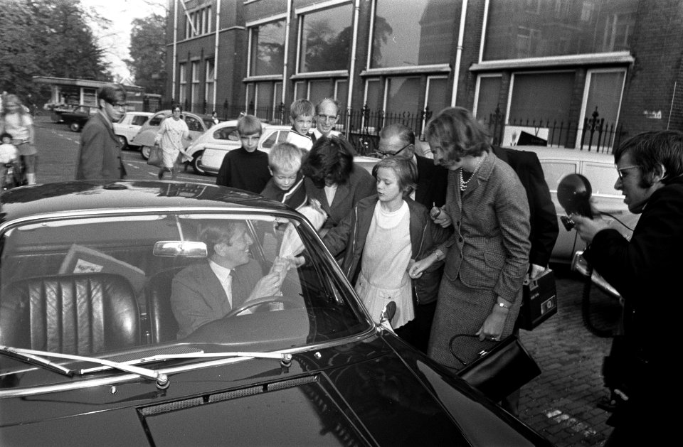 Derde zoon voor prinses Beatrix . Prins Claus wordt gefeliciteerd bij verlaten z, Bestanddeelnr 922-8614