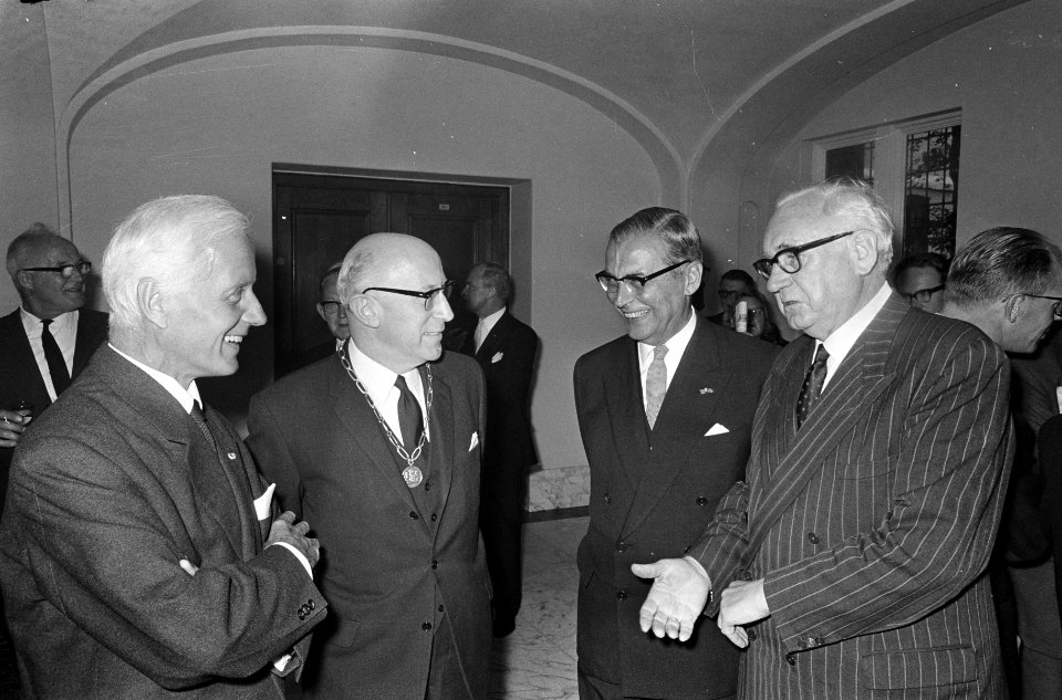 Dhr. Seegers 40 jaar in Amsterdamse gemeenteraad. DAilly, burgemeester Samkalden, Bestanddeelnr 920-6790