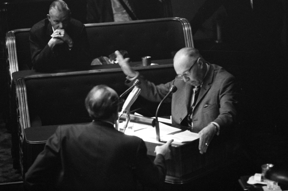 Dhr. Buurman onderbreekt Dhr. Hendrik Adams tijdens het voorlezen van zijn verkl, Bestanddeelnr 919-6412
