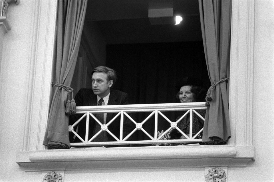 Dick Dolman (voorzitter) en koningin Beatrix in een loge, Bestanddeelnr 931-8369