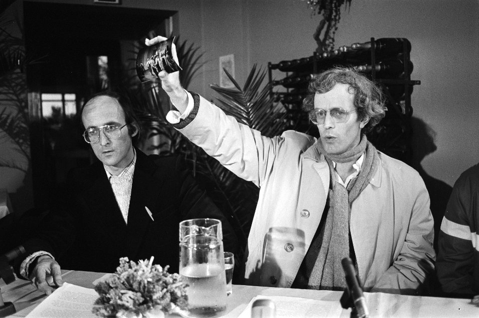 Dhr. Rick Wielstra (l) en dhr. Jos Schreurs, die een foto toont, Bestanddeelnr 932-7299