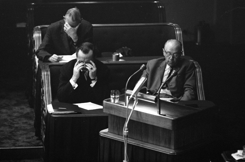 Dhr. Hendrik Adams met naast hem dhr. Aart Snoek met de handen voor de ogen, Bestanddeelnr 919-6431