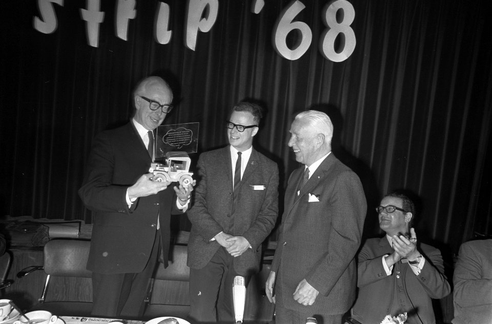 Dhr. M. Toonder (links) ontvangt prijs voor zijn bijdragen stripverhalen uit han, Bestanddeelnr 921-2336