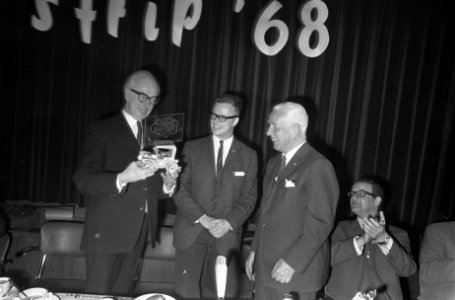 Dhr. M. Toonder (links) ontvangt prijs voor zijn bijdragen stripverhalen uit han, Bestanddeelnr 921-2336