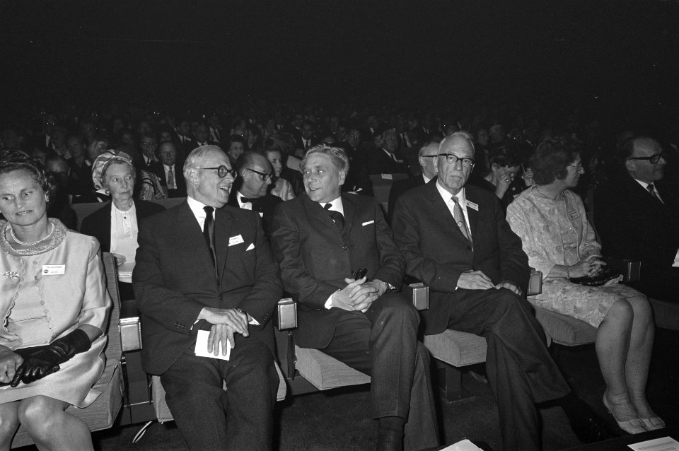 Derde Europees Oogheelkundig Congres. Minister Veringa opende. Werner, Veringa e, Bestanddeelnr 921-4427