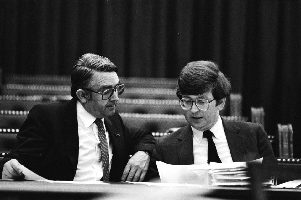 Dhr. J.N. Scholten (CDA) en rechts dhr. J. Wallage (PvdA), Bestanddeelnr 932-6283