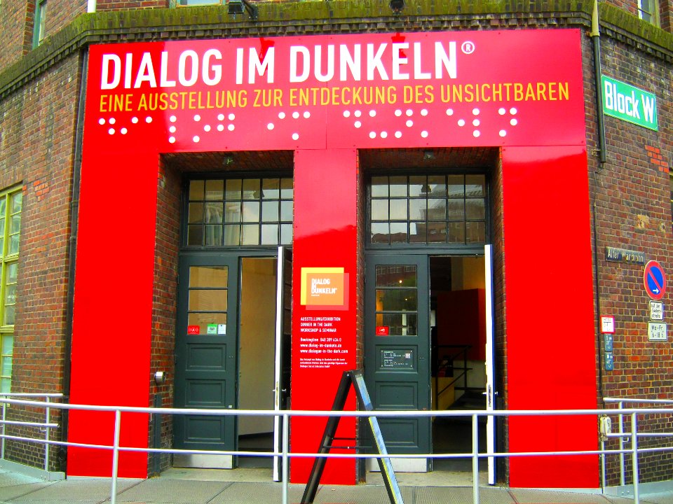 Dialog im Dunkeln Eingang