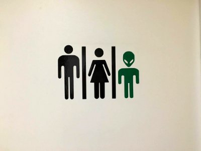 Des blagues transphobes jusque dans les toilettes 