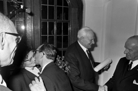 Dhr. Seegers 40 jaar in Amsterdamse gemeenteraad. Nummer 19 dhr. Seegers en echt, Bestanddeelnr 920-6793