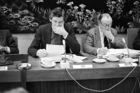 Dhr. Kok (FNV) en dhr. Van Veen (VNO) (r), Bestanddeelnr 932-7384