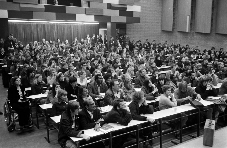 Derde Wereldweek in Universiteit Amsterdam besloten met discussies, Bestanddeelnr 921-8421