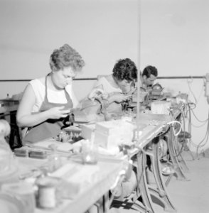 Diamantbewerksters (diamantslijpsters) aan het werk in Natanya, Bestanddeelnr 255-4365