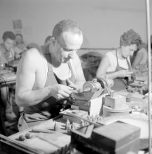 Diamantbewerkers (diamantslijpers) aan het werk in Natanya, Bestanddeelnr 255-4366