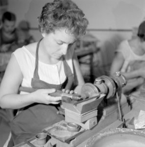 Diamantbewerksterers (diamantslijpsters) aan het werk in Natanya, Bestanddeelnr 255-4368