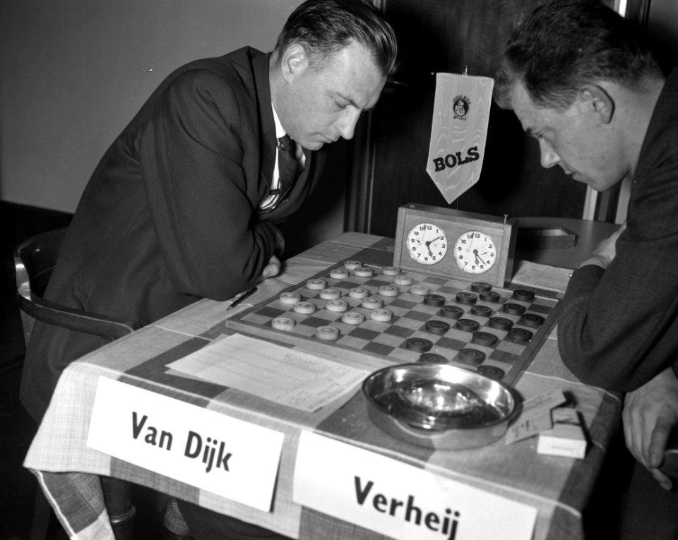 Derde Internationaal Damtoernooi in Krasnapolski Van Dijk (links) tegen Verhey, Bestanddeelnr 913-3536