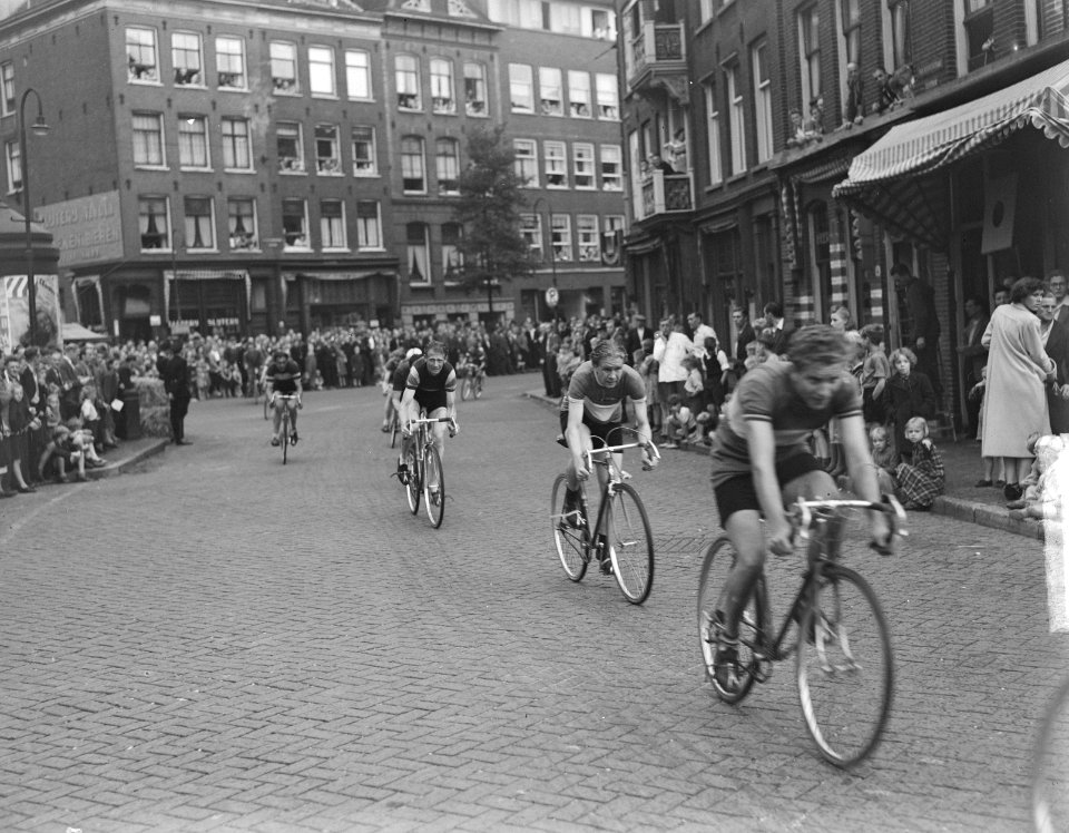 Derde Ronde van het Spaarndammerkwartier met start in finish in de Nova Zemblast, Bestanddeelnr 903-4937