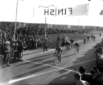 Derde etappe Rronde van Nederland. Finish Nunspeet, Bestanddeelnr 907-0929