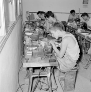 Diamantbewerkers (diamantslijpers) aan het werk in Natanya, Bestanddeelnr 255-4364