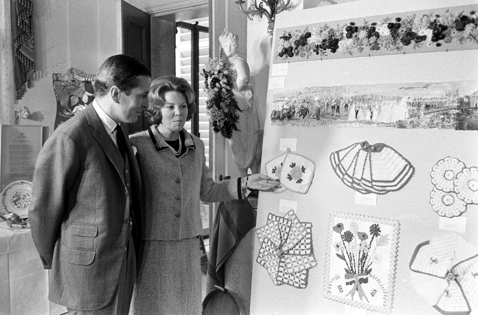 Derde geschenkendag voor prinses Beatrix en Claus op paleis Soestdijk , prinses , Bestanddeelnr 918-8539