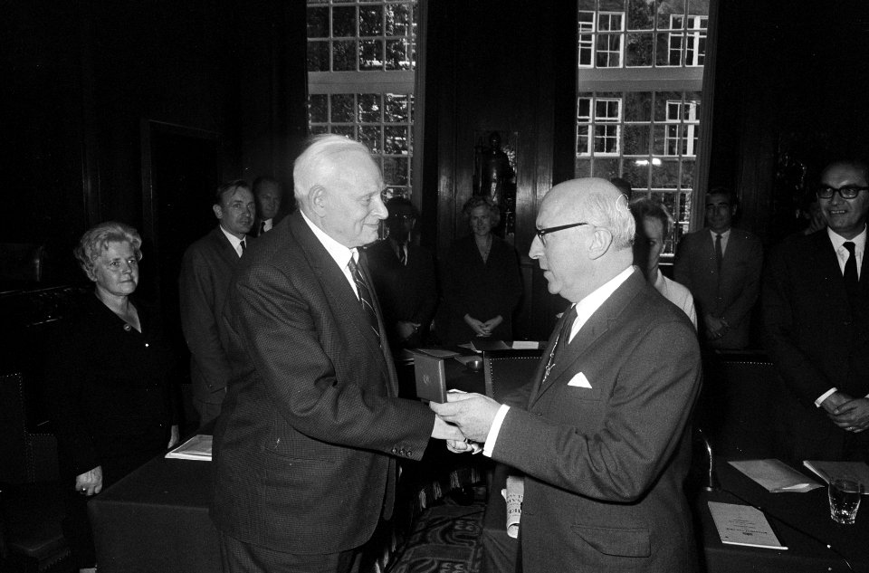 Dhr. Seegers 40 jaar in Amsterdamse gemeenteraad. Dhr. Seegers en burgemeester v, Bestanddeelnr 920-6792