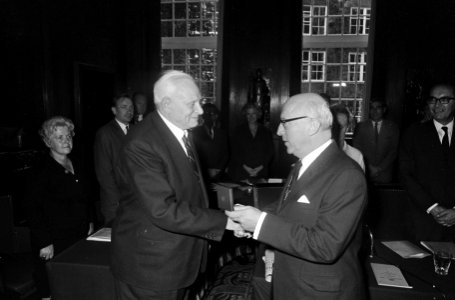 Dhr. Seegers 40 jaar in Amsterdamse gemeenteraad. Dhr. Seegers en burgemeester v, Bestanddeelnr 920-6792
