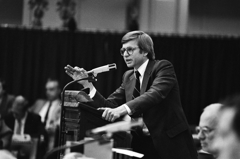 Dhr. P.R.H.M. van der Linden (CDA) aan het woord, Bestanddeelnr 932-6414