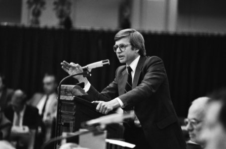 Dhr. P.R.H.M. van der Linden (CDA) aan het woord, Bestanddeelnr 932-6414