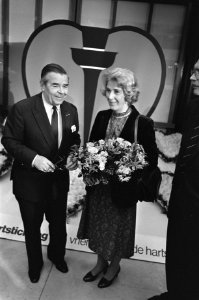 Dhr. Pluygers (voorzitter Nederlandse Hartstichting) met minister Gardeniers-Ber, Bestanddeelnr 931-8187