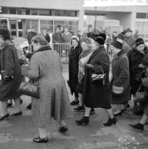 Dertiende lustrum van de VVSL in Leiden, koningin Juliana in gesprek tijdens int, Bestanddeelnr 917-3747