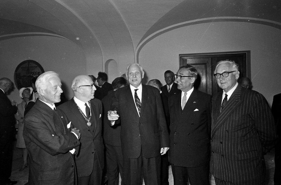 Dhr. Seegers 40 jaar in Amsterdamse gemeenteraad. Nummer 19 dhr. Seegers en echt, Bestanddeelnr 920-6794